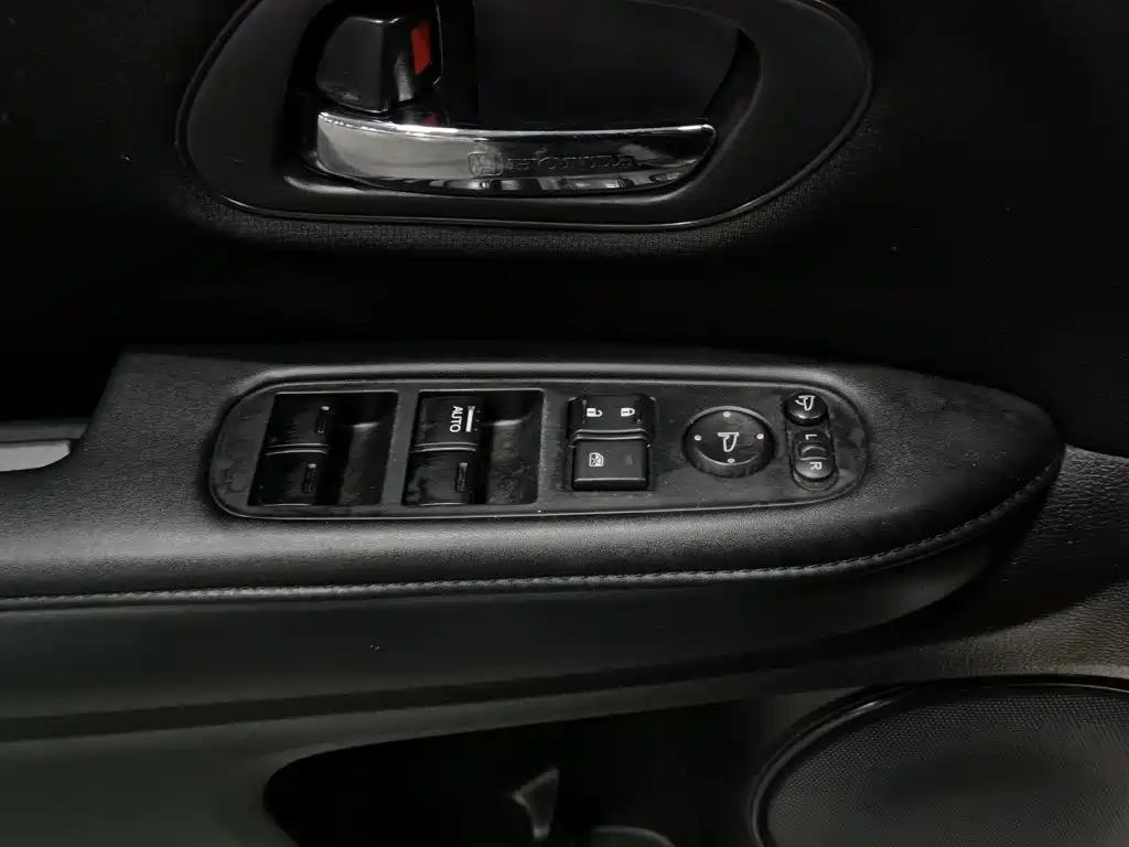 Фото 9 - Honda Vezel
