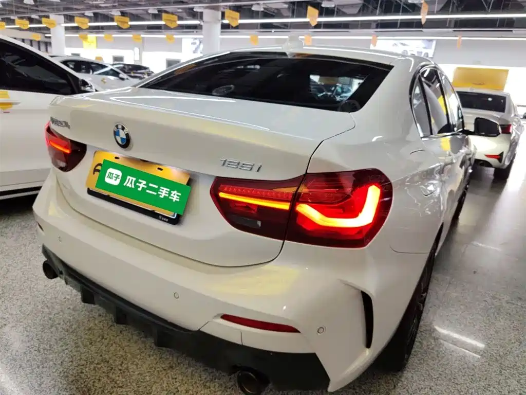 BMW 1 Series 2023 125i M Sport Shadow Edition фото 7