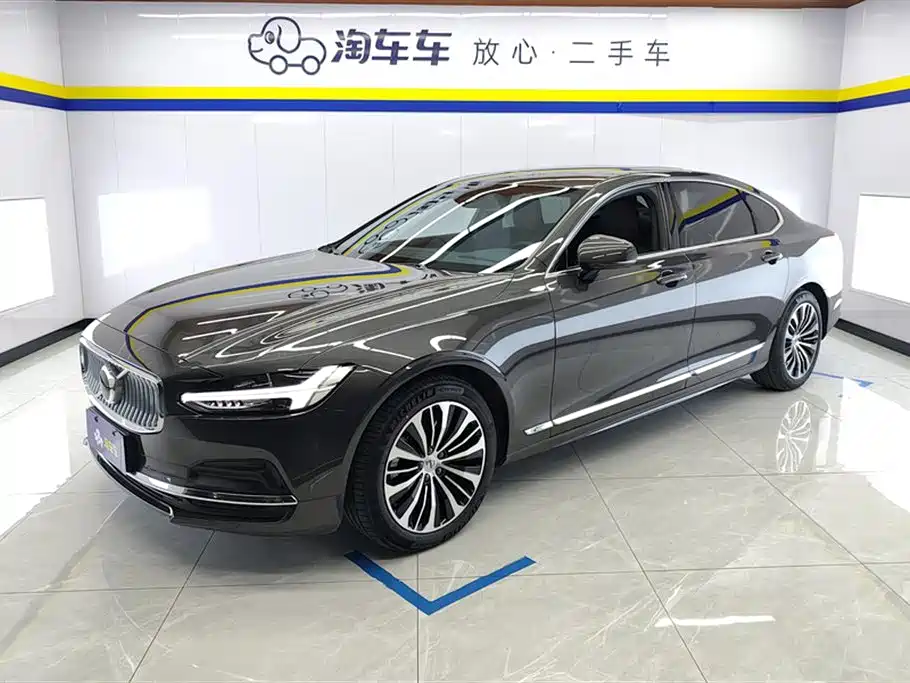 Volvo S90 2024 B5 Momentum Luxury Edition