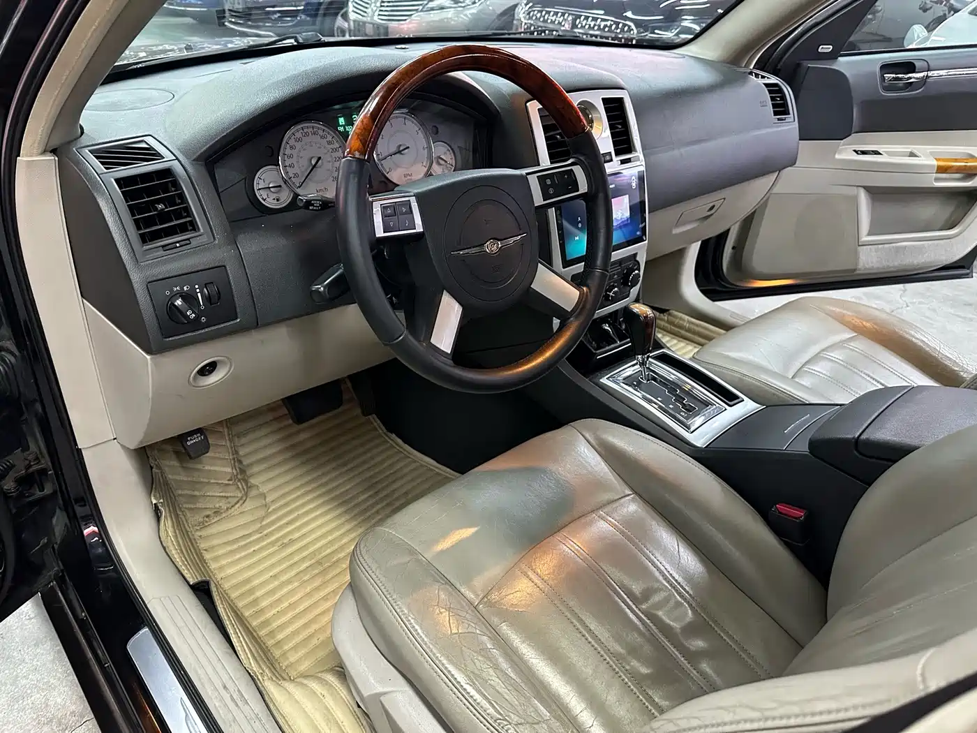 Photo 8 - Chrysler 300C