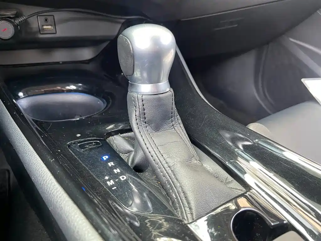 Toyota C-HR 2021 2.0L Luxury Edition фото 9