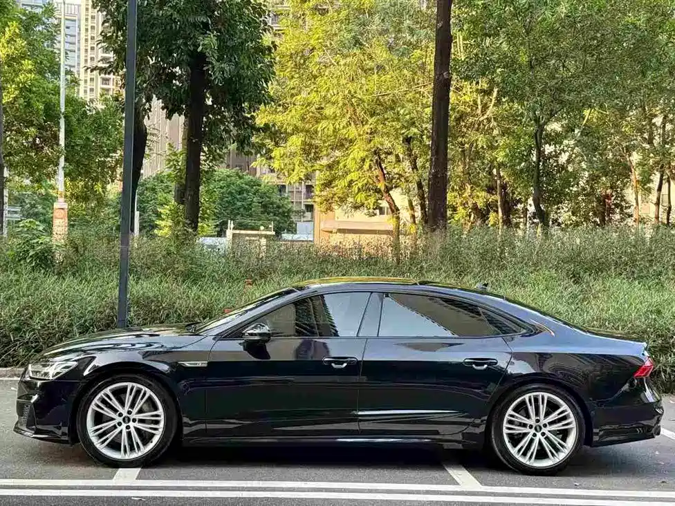Photo 3 - Audi A7L