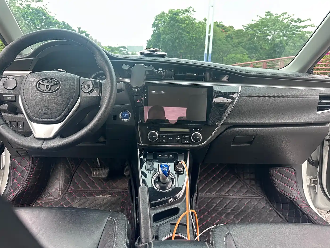 Toyota Corolla 2016 Dual Hybrid 1.8L E-CVT Elite Edition фото 9