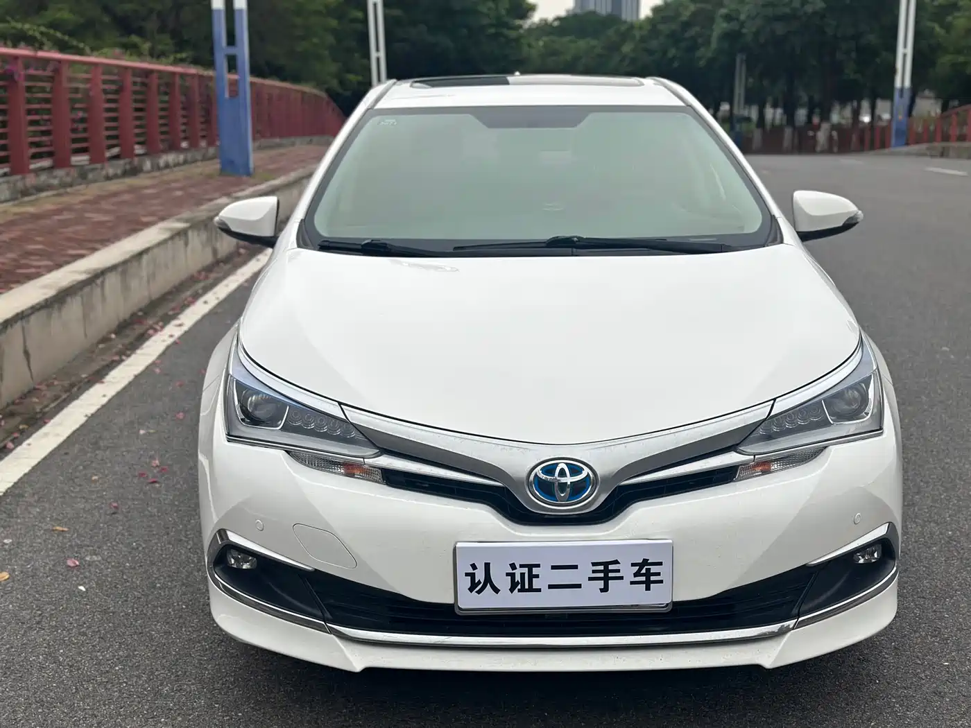Toyota Corolla 2016 Dual Hybrid 1.8L E-CVT Elite Edition фото 2