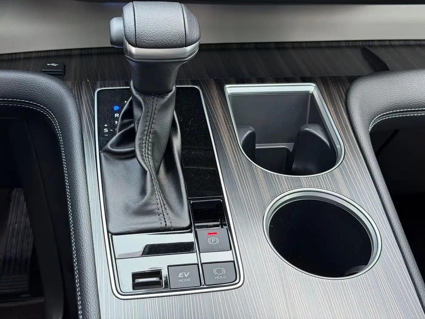 Toyota Granvia 2022 2.5L Hybrid Noble Edition фото 10