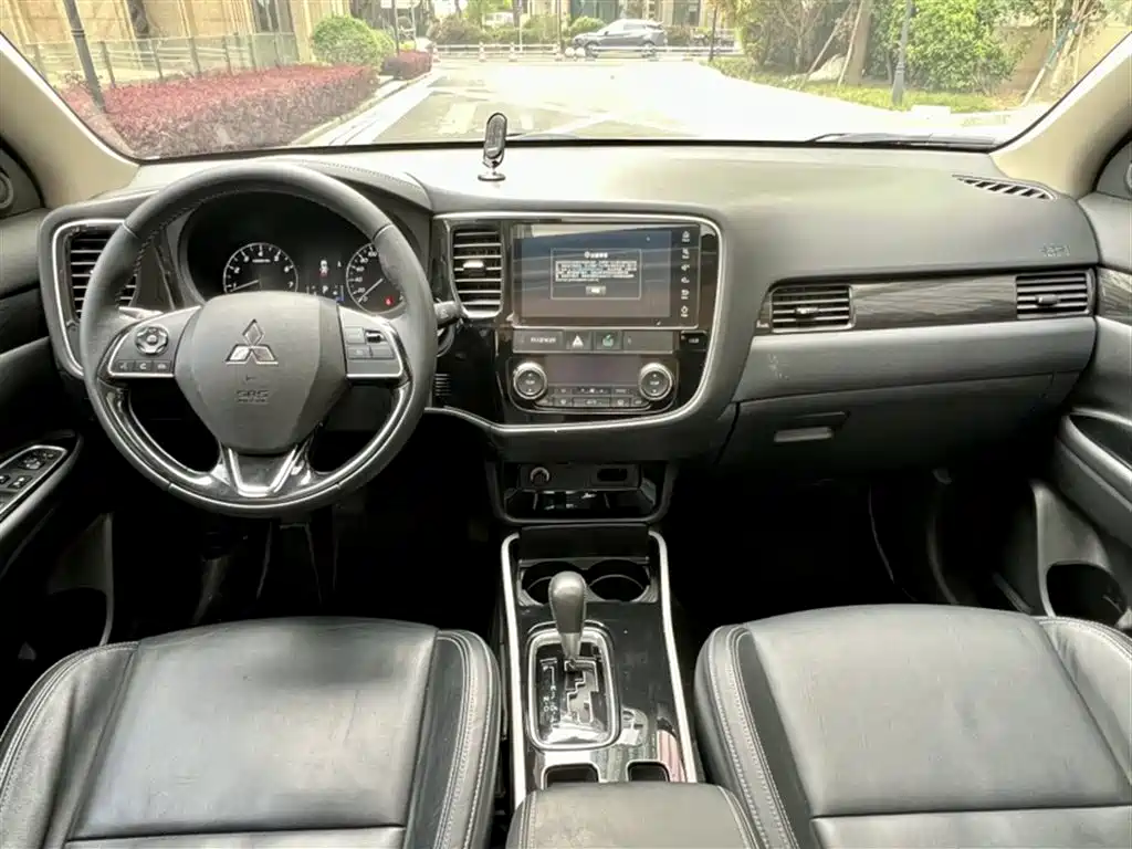 MITSUBISHI OUTLANDER