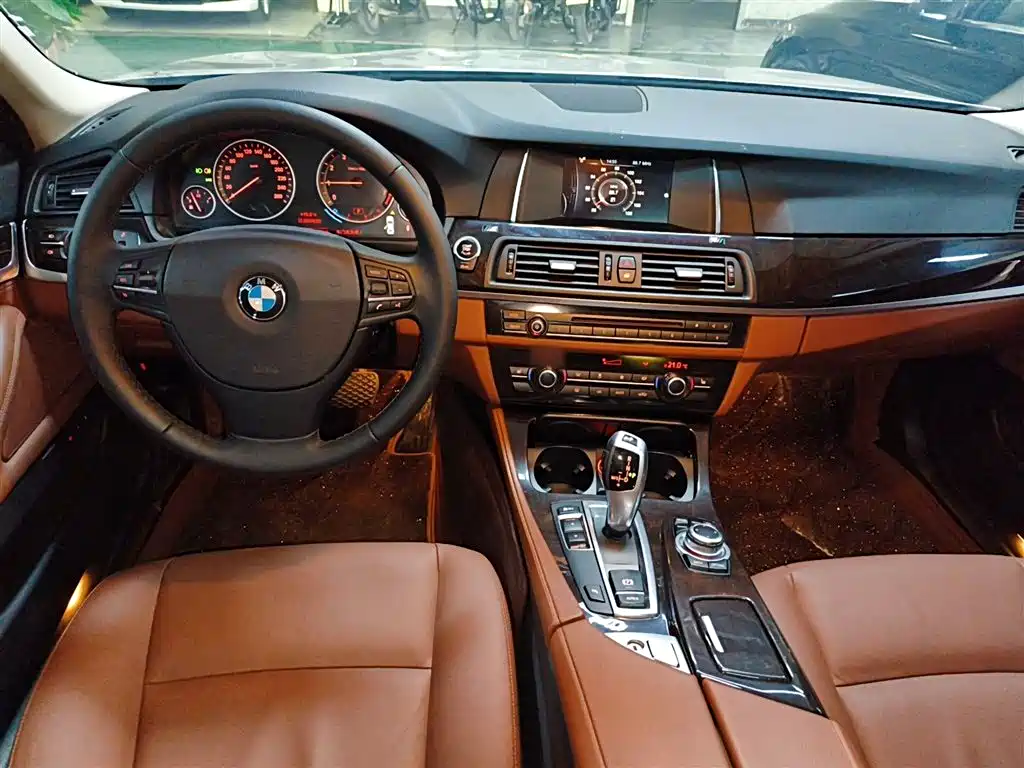 BMW 5 Series 2014 525Li Leading фото 6