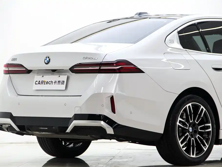 BMW 5 Series 2024 530Li Leading M Sport Package фото 8