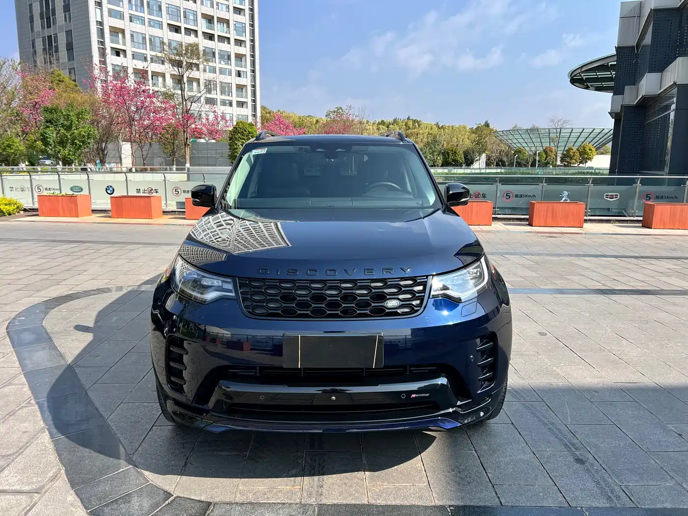 Land Rover Discovery 2023 Facelift 360PS R-Dynamic S фото 2