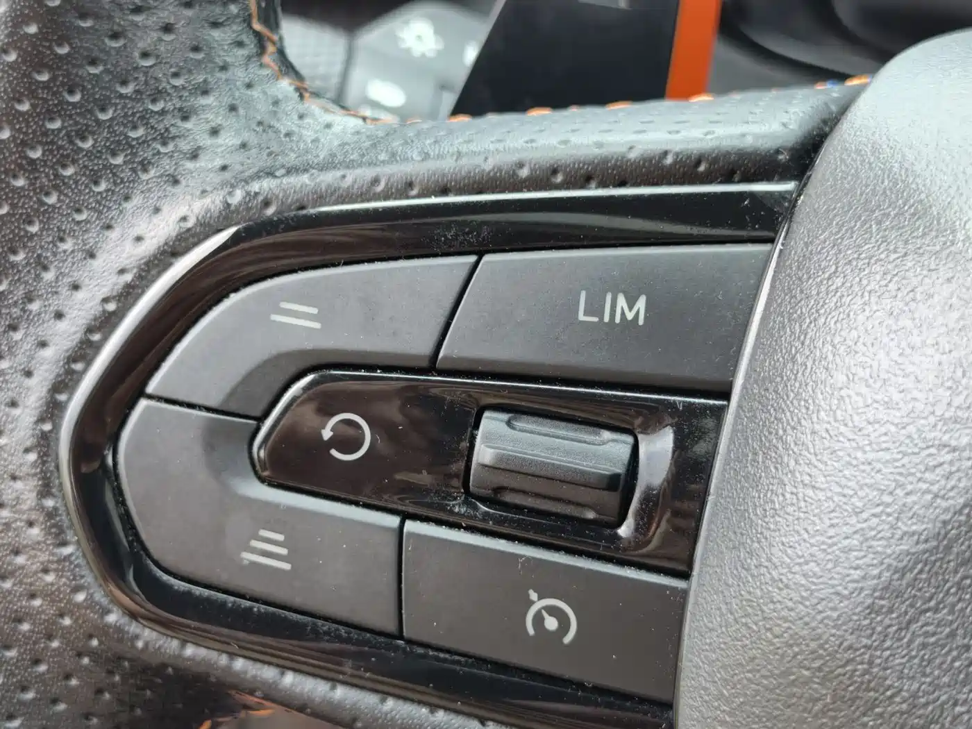  Lynk & Co Lynk & Co 02 Hatchback 2021 2.0TD Halo Driving Control Package Edition 17