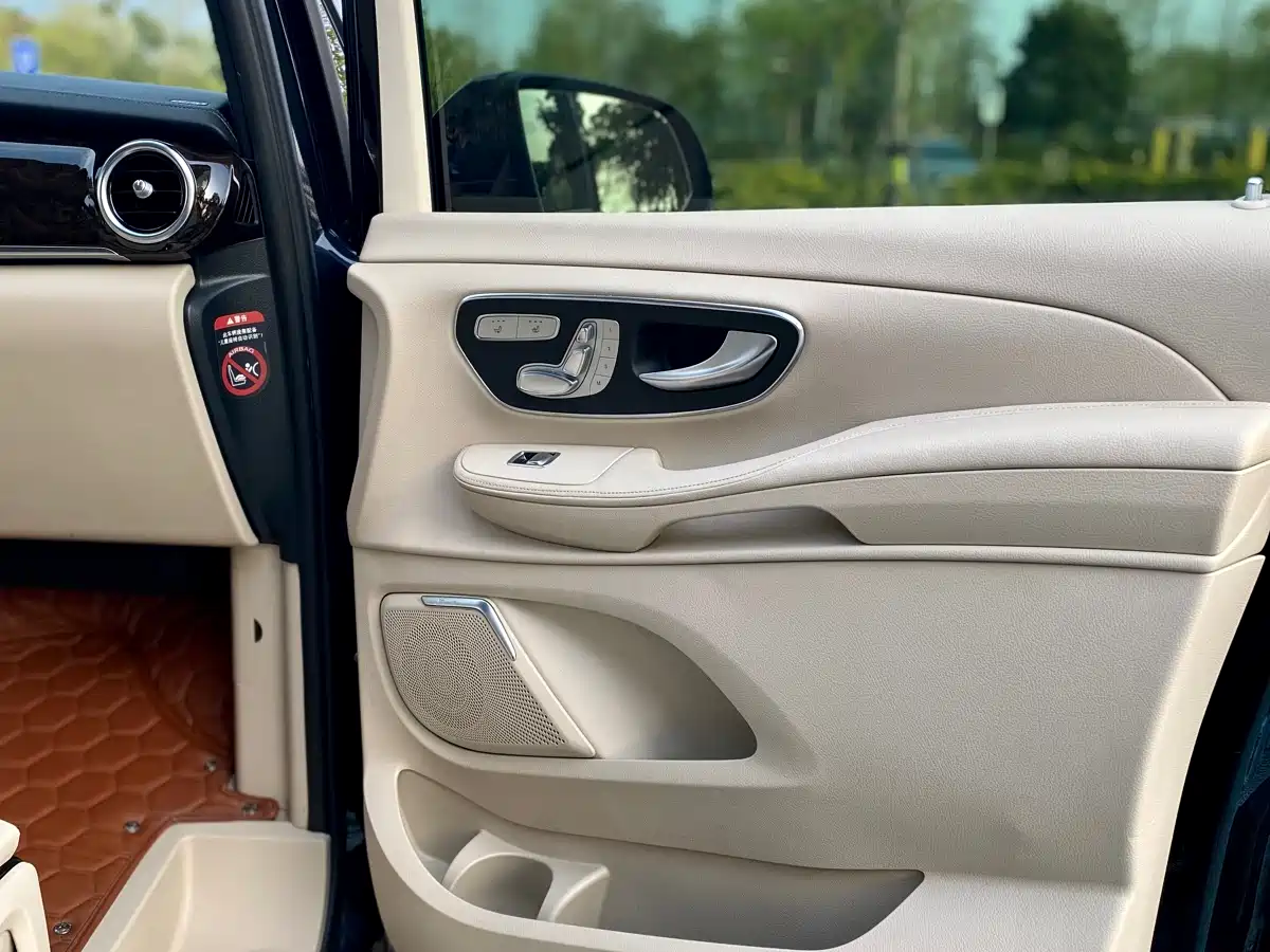Mercedes-Benz V-Class 2017 Model V 260 L Premium Extended Edition фото 15