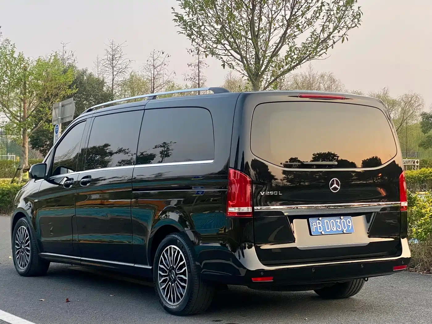 Mercedes-Benz V-Class 2017 Model V 260 L Premium Extended Edition фото 3