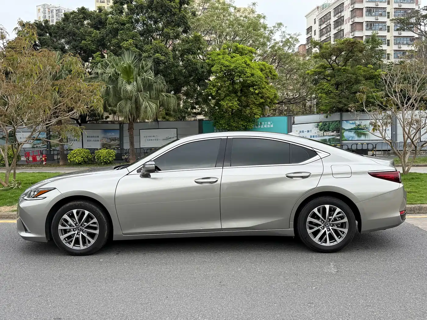 Lexus ES 2023 200 Excellence Edition фото 2