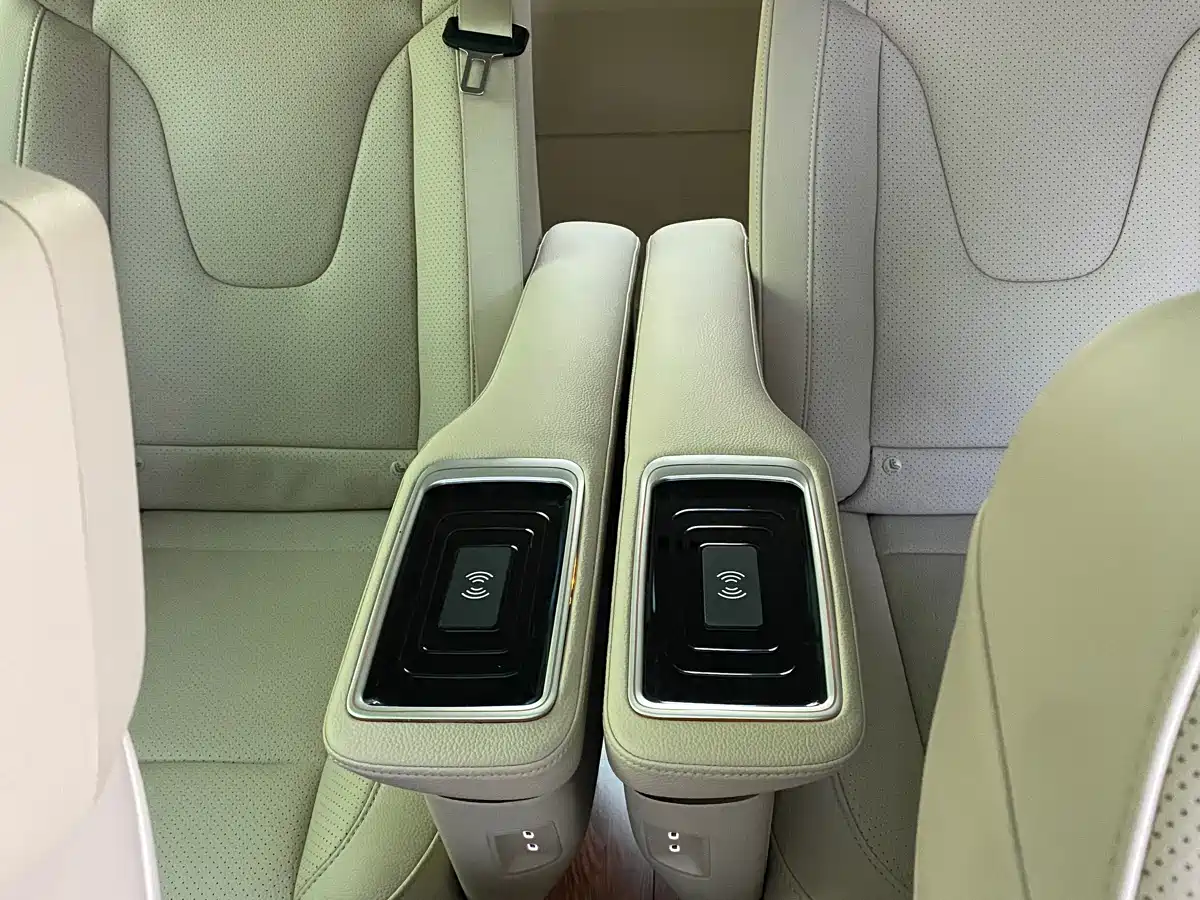 Mercedes-Benz V-Class 2017 Model V 260 L Premium Extended Edition фото 27