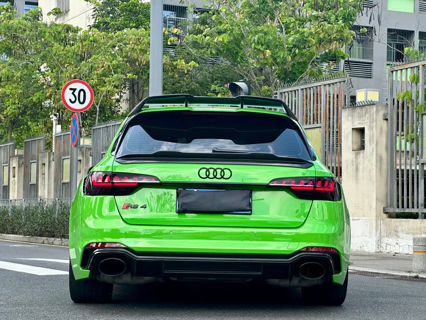 Audi RS 4 2023 Model RS4 Avant Dark Gold Edition фото 5