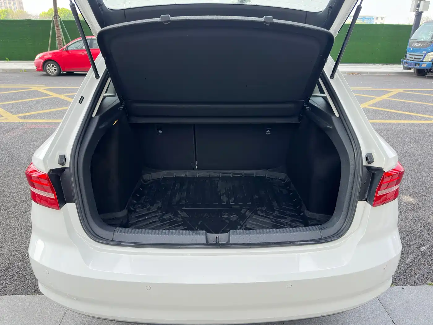 Volkswagen Lavida 2018 Hatchback 200TSI DSG Comfort Edition China V фото 9