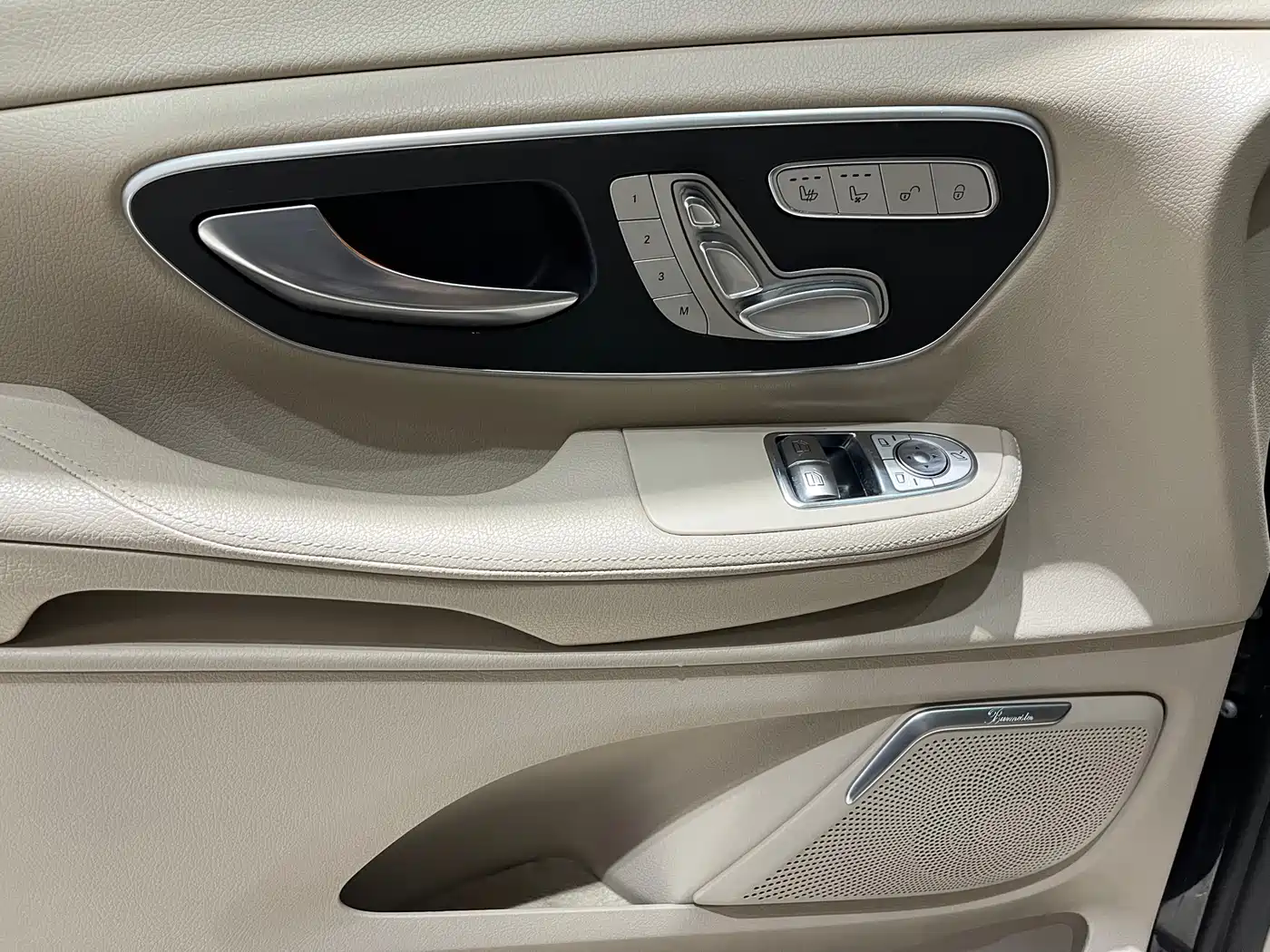 Mercedes-Benz V-Class 2018 V 260 L Premium Long Wheelbase Edition China VI фото 7