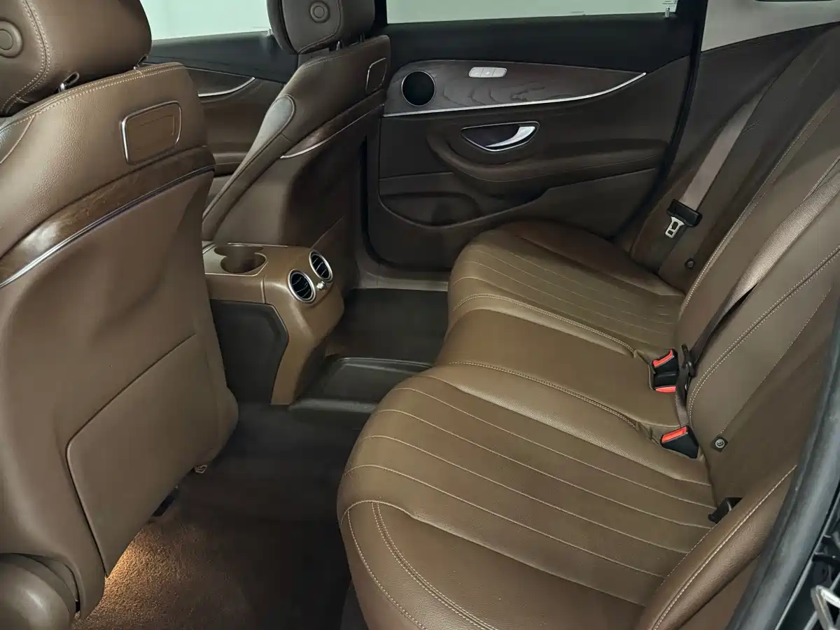 Фото 5 - Mercedes-Benz E-Class
