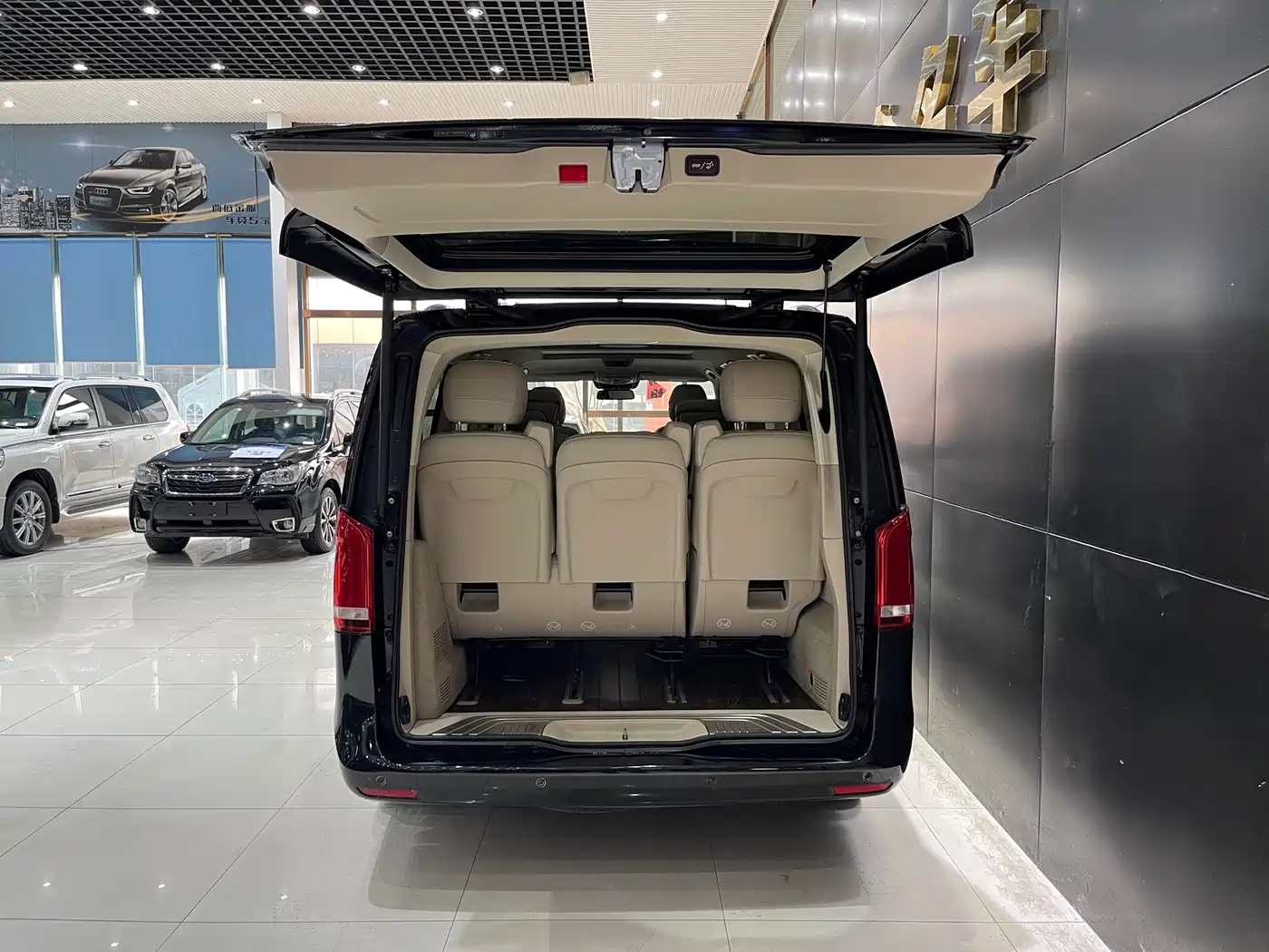 Mercedes-Benz V-Class 2018 V 260 L Premium Long Wheelbase Edition China VI фото 12