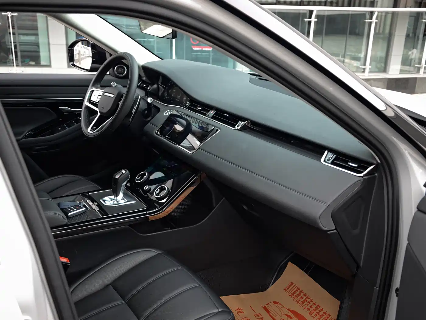 Land Rover Range Rover Evoque 2023 Range Rover Evoque L 249PS Corinthian Bronze Special Edition фото 20