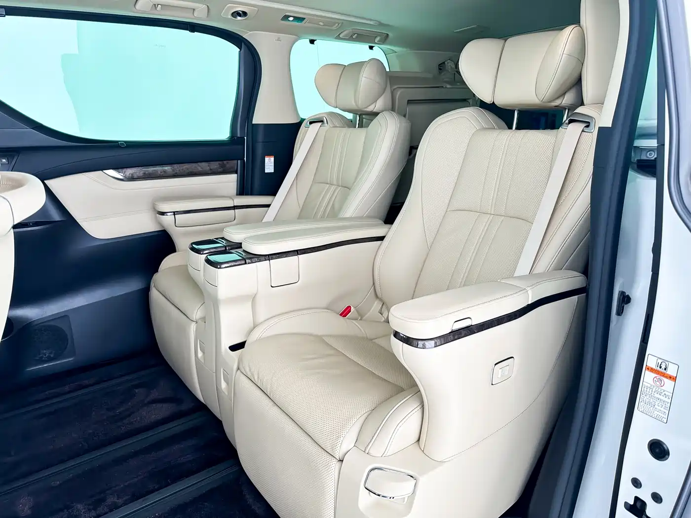 Toyota Vellfire 2020 Twin Engine 2.5L HV Premium Edition фото 5