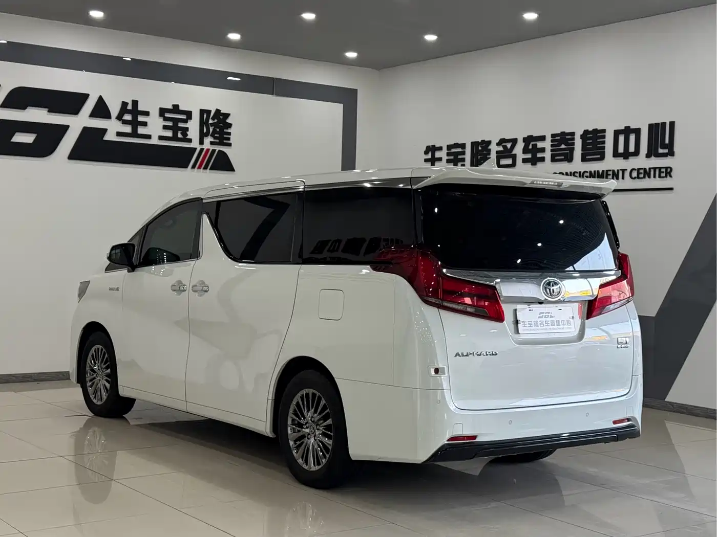 Toyota Alphard 2021 Hybrid 2.5L Luxury фото 4