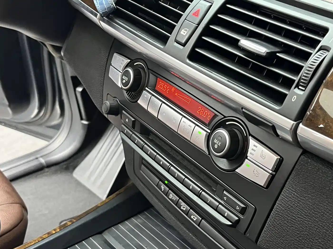 BMW X5 (Import) 2011 xDrive35i Leading Edition фото 12