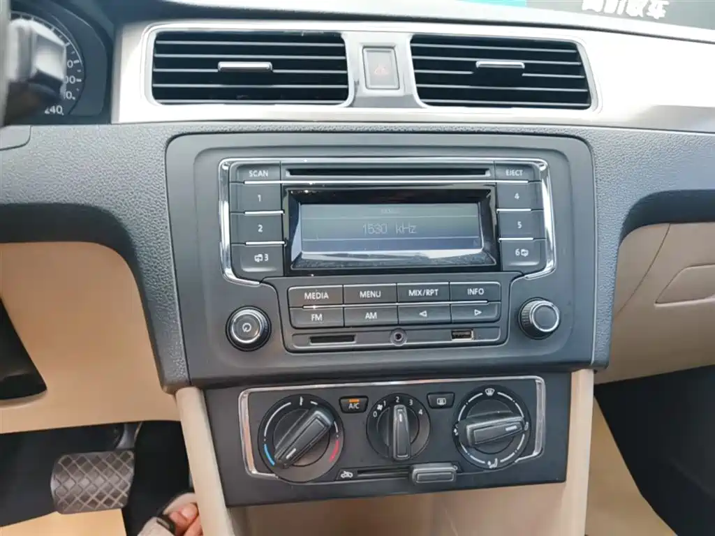 Volkswagen Santana 2013 1.6L Automatic Comfort Edition фото 13