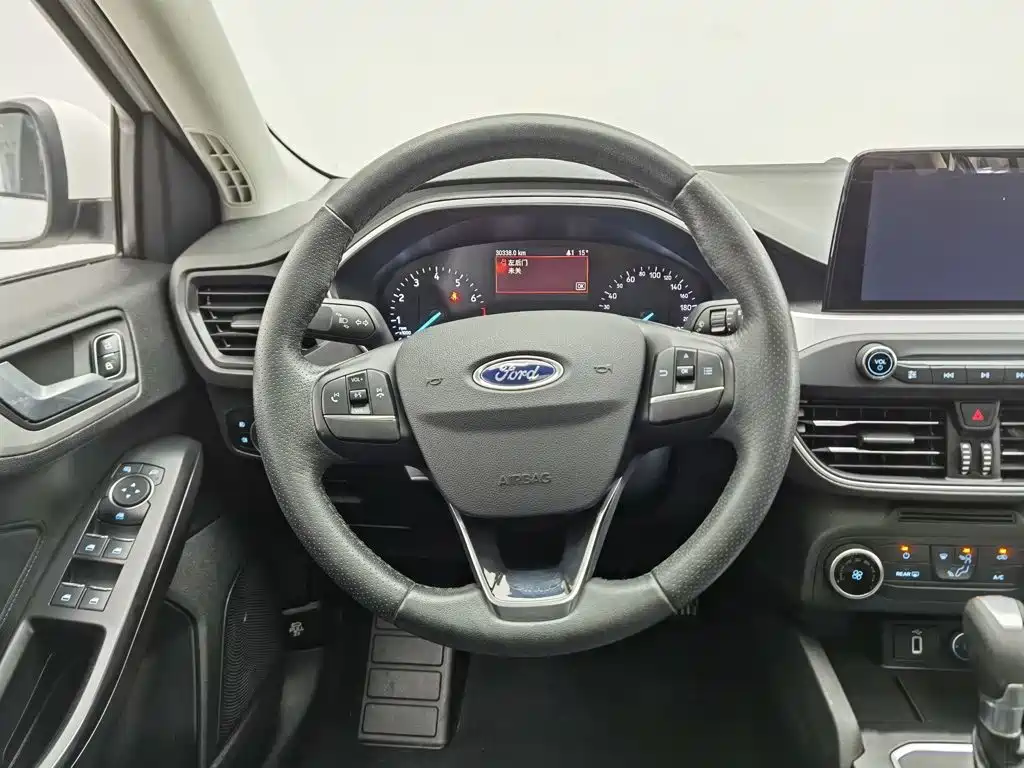 Фото 11 - Ford Focus