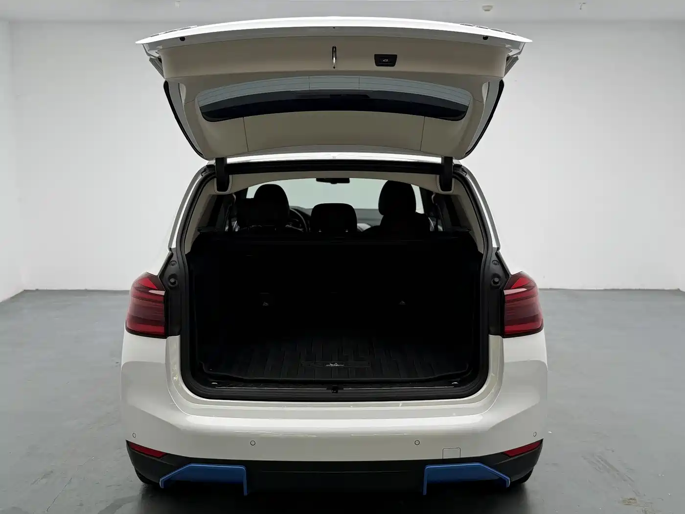 BMW iX3 2021 Leading фото 8