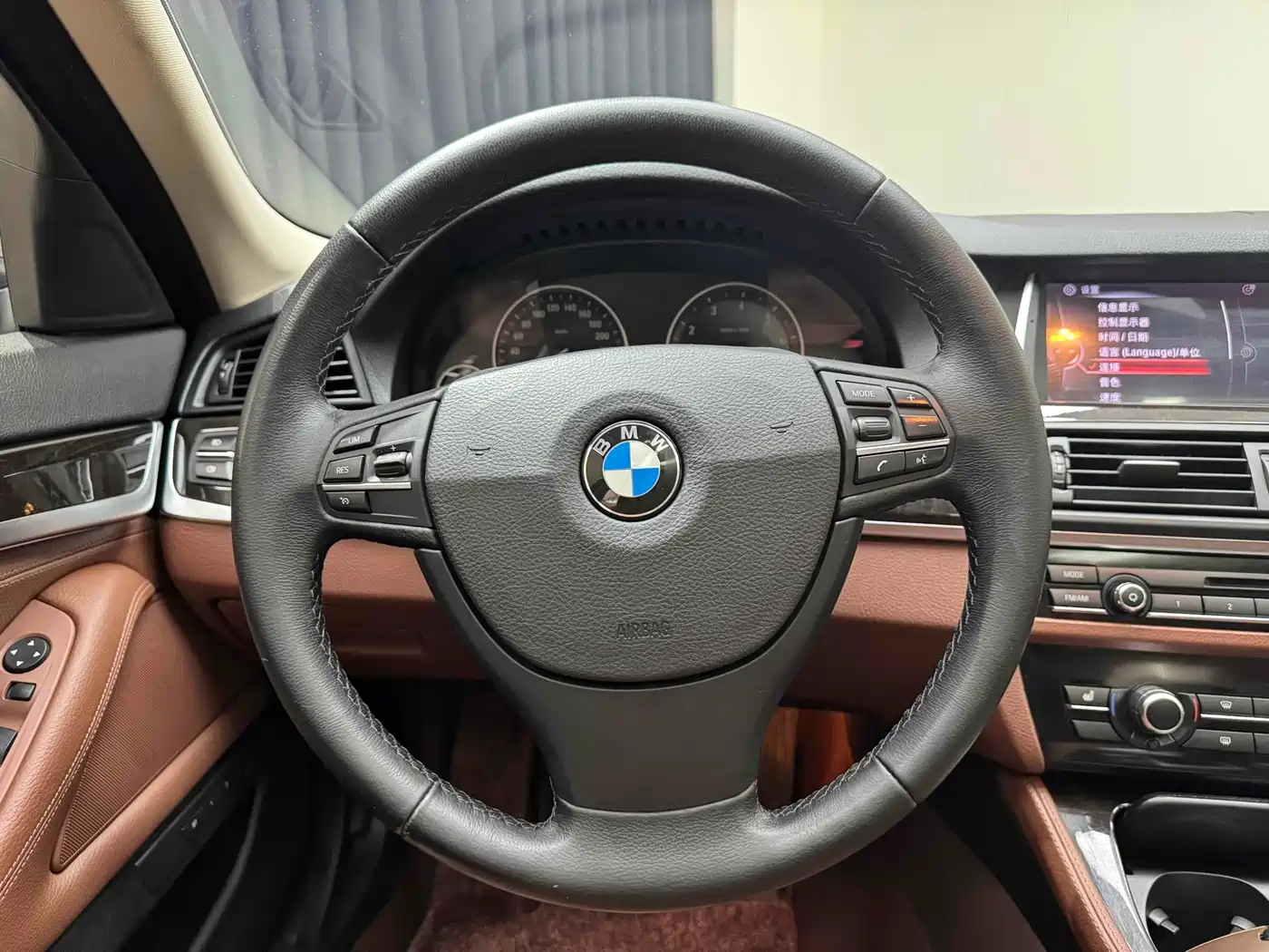 BMW 5 Series 2014 525Li Leading фото 21