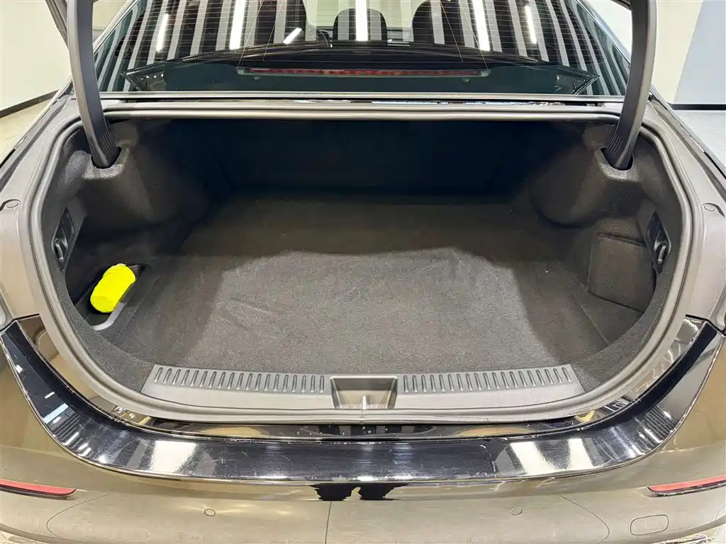 Mercedes-Benz E-Class New Energy 2024 E 350 e L Plug-in Hybrid Sedan фото 12