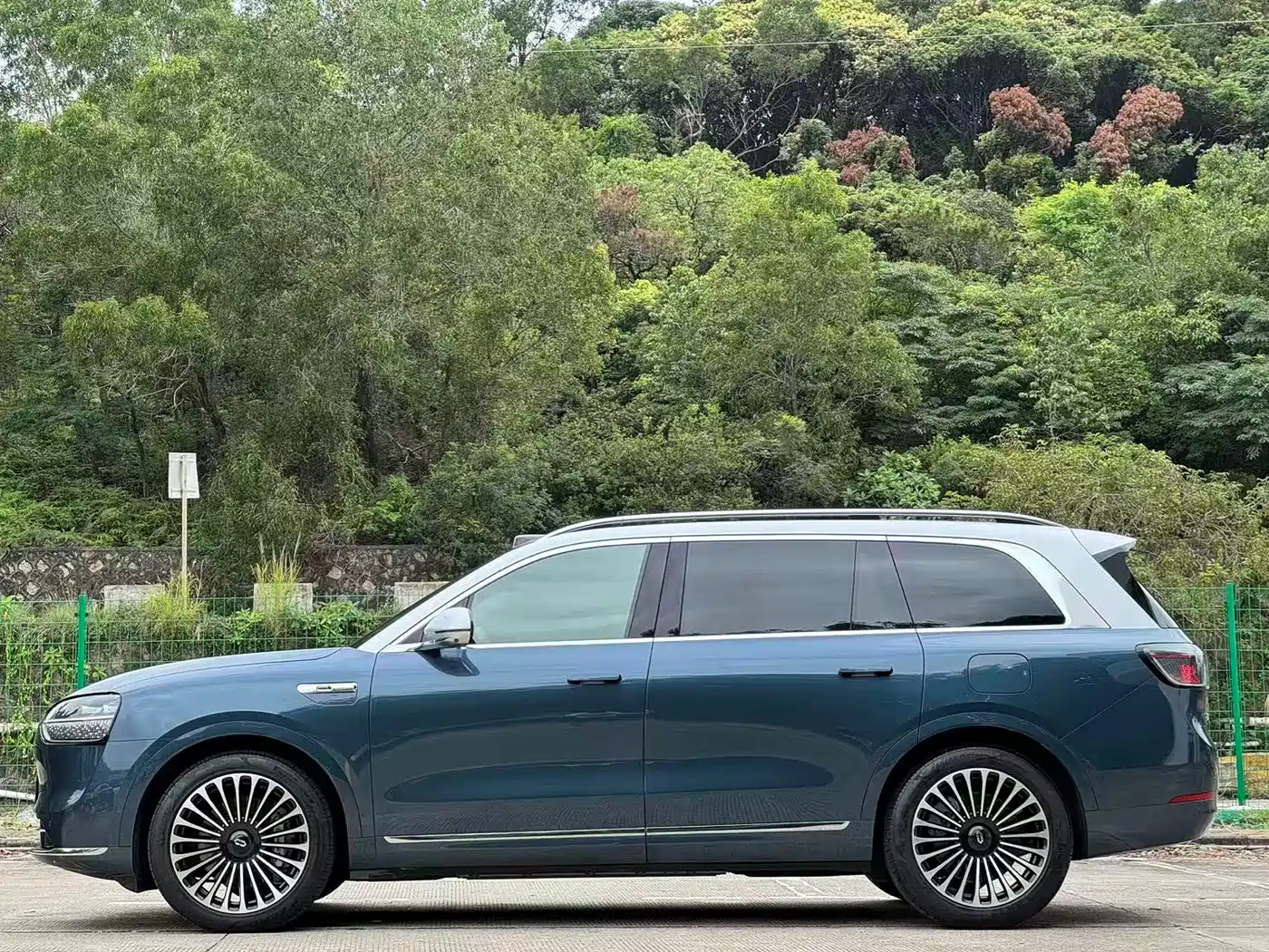 AITO Wenjie AITO M9 2024 Range Extender Max Edition 42kWh 6-seater фото 3
