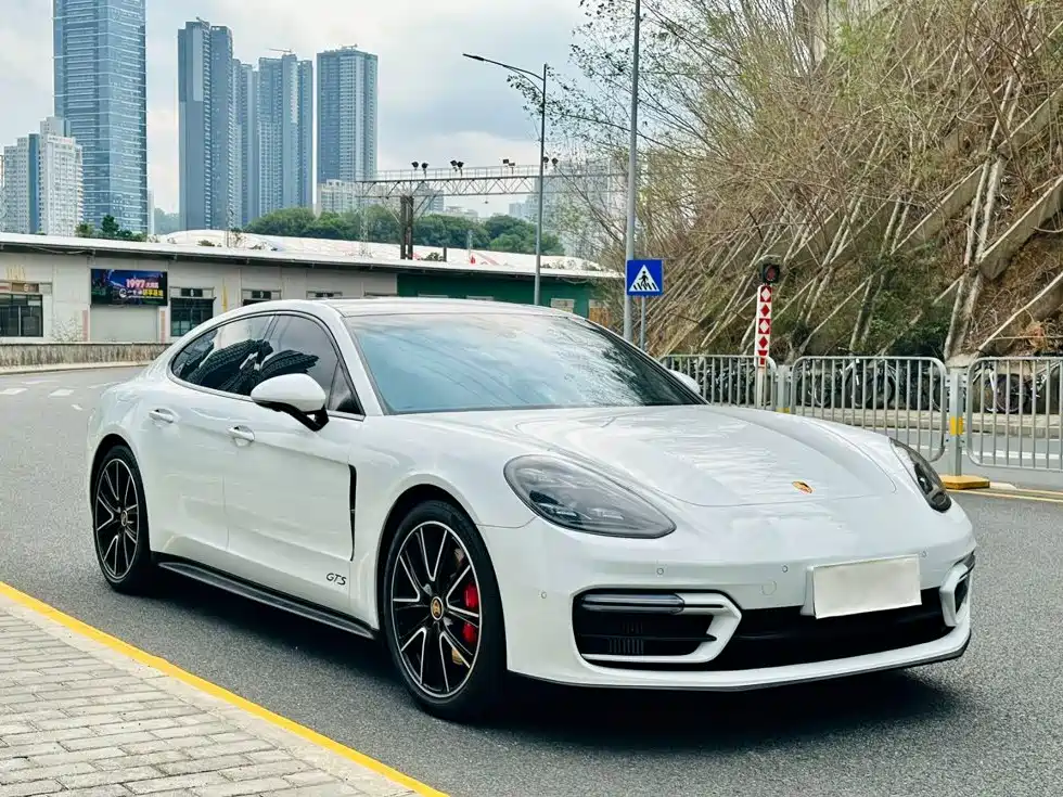 Фото 3 - Porsche Panamera