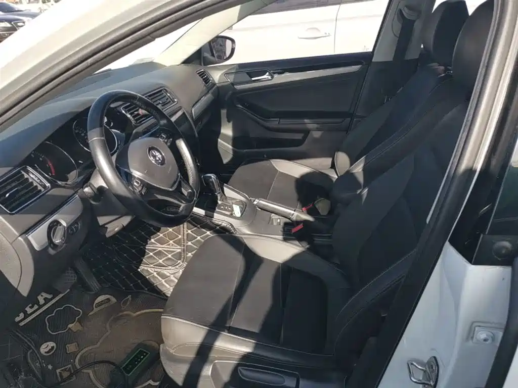 Volkswagen Sagitar 2018 1.6L Automatic Comfort фото 15