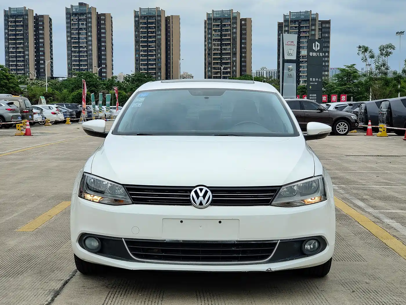 Volkswagen Sagitar 2014 1.6L Automatic Comfort фото 2