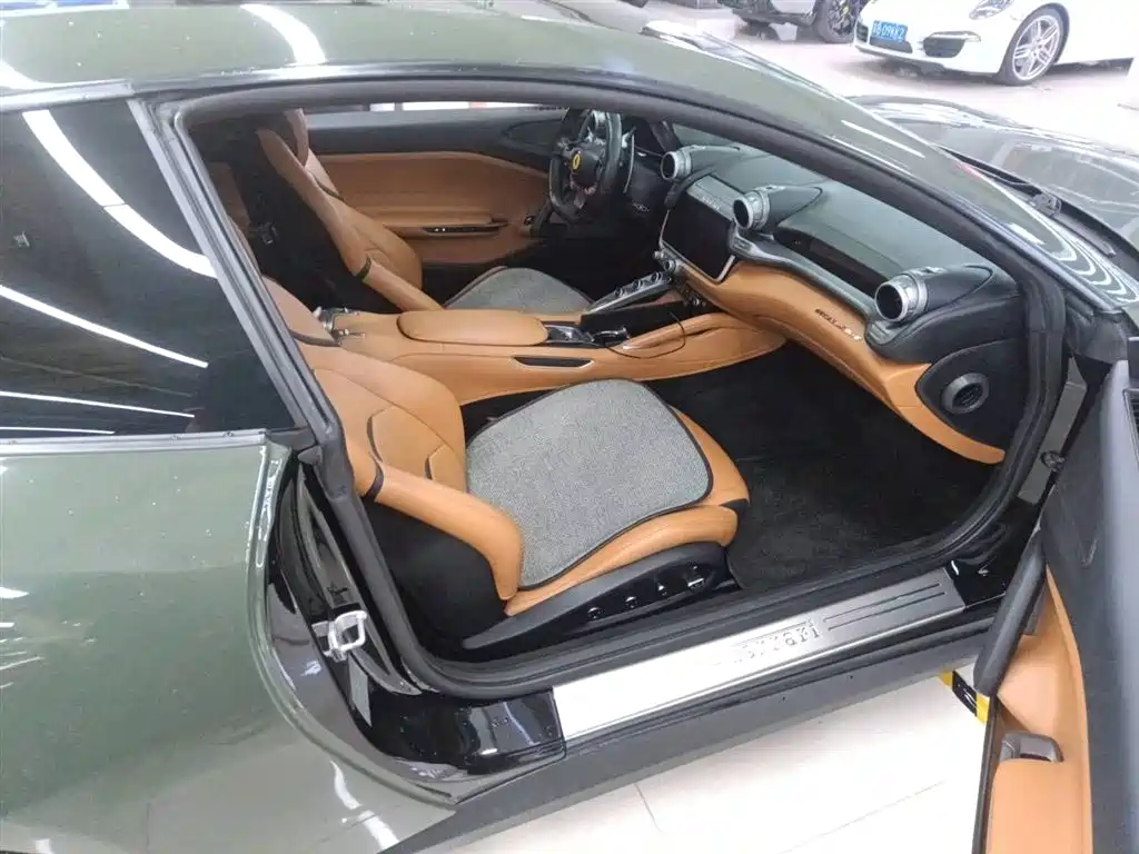Ferrari GTC4Lusso 2017 3.9T V8 фото 9