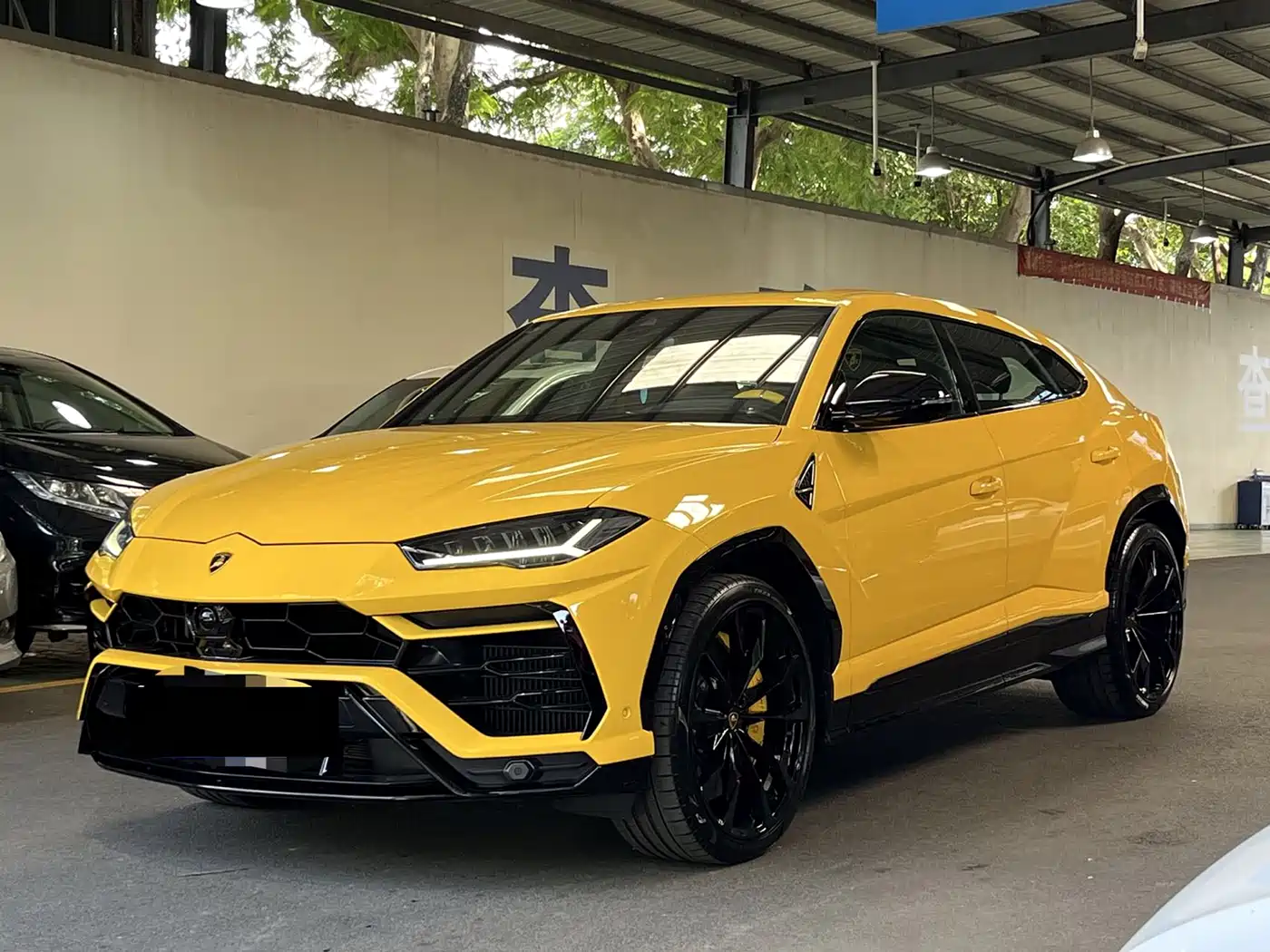 LAMBORGHINI URUS