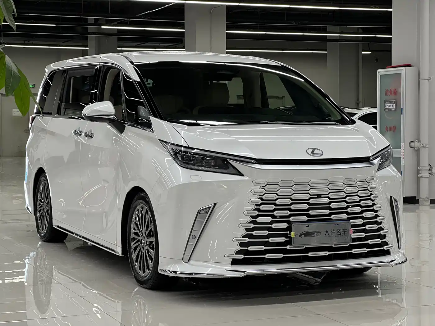 Lexus LM 2025 Model 500h Six-Seater Prestige Edition фото 3