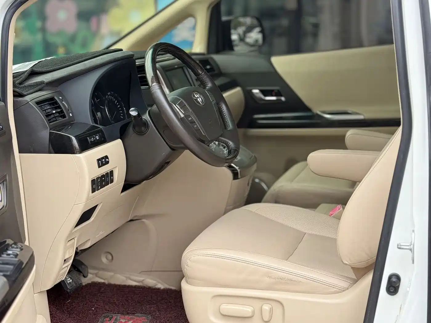 Toyota Alphard фото 5