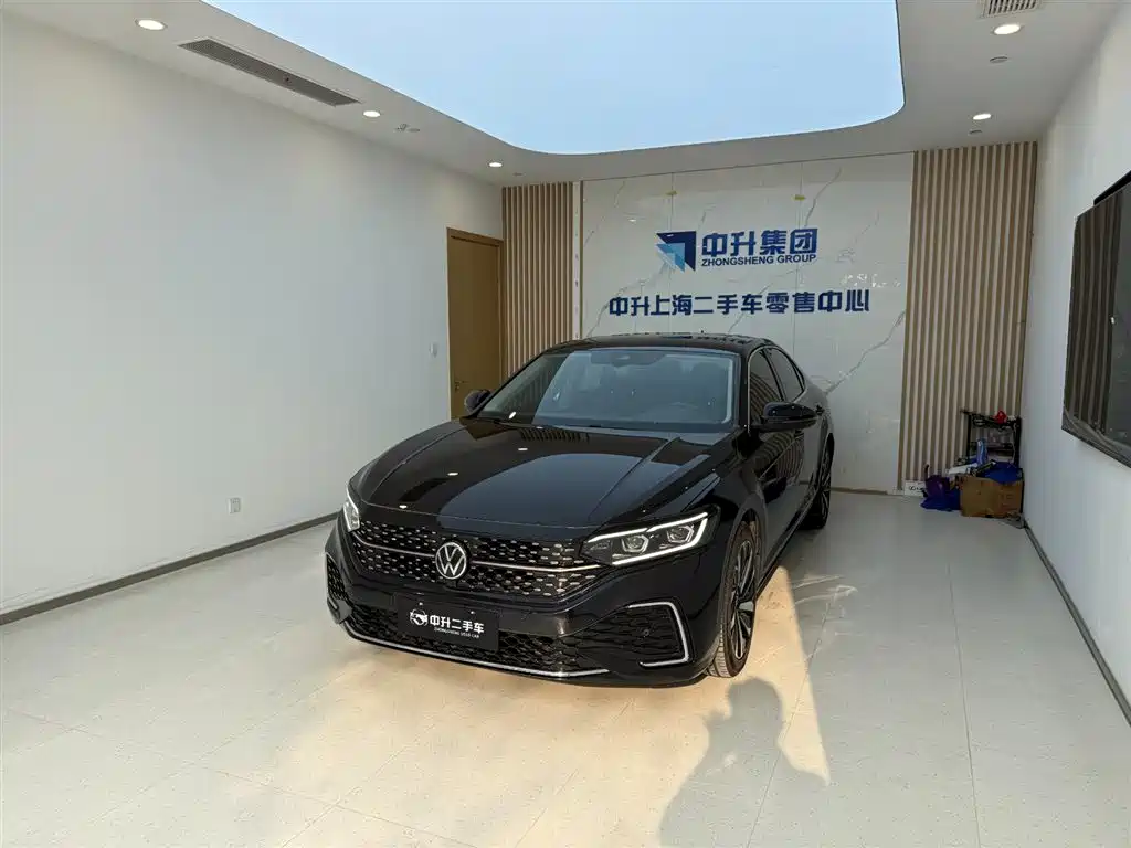 Volkswagen Passat 2022 330TSI Starlight Luxury Edition фото 2
