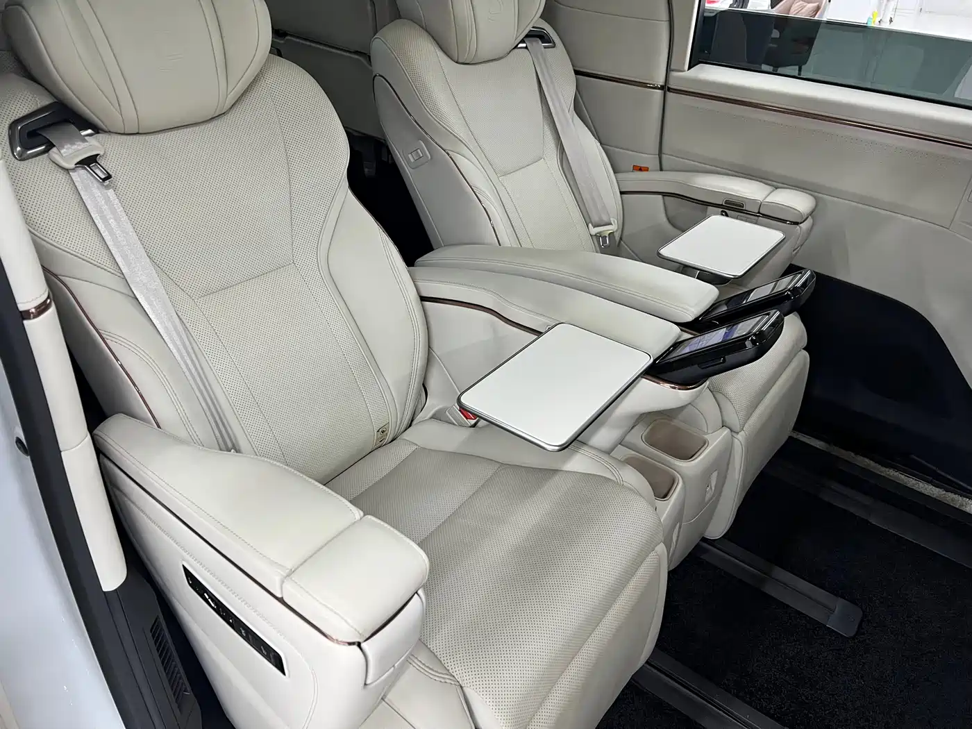 Lexus LM 2025 Model 500h Six-Seater Prestige Edition фото 15