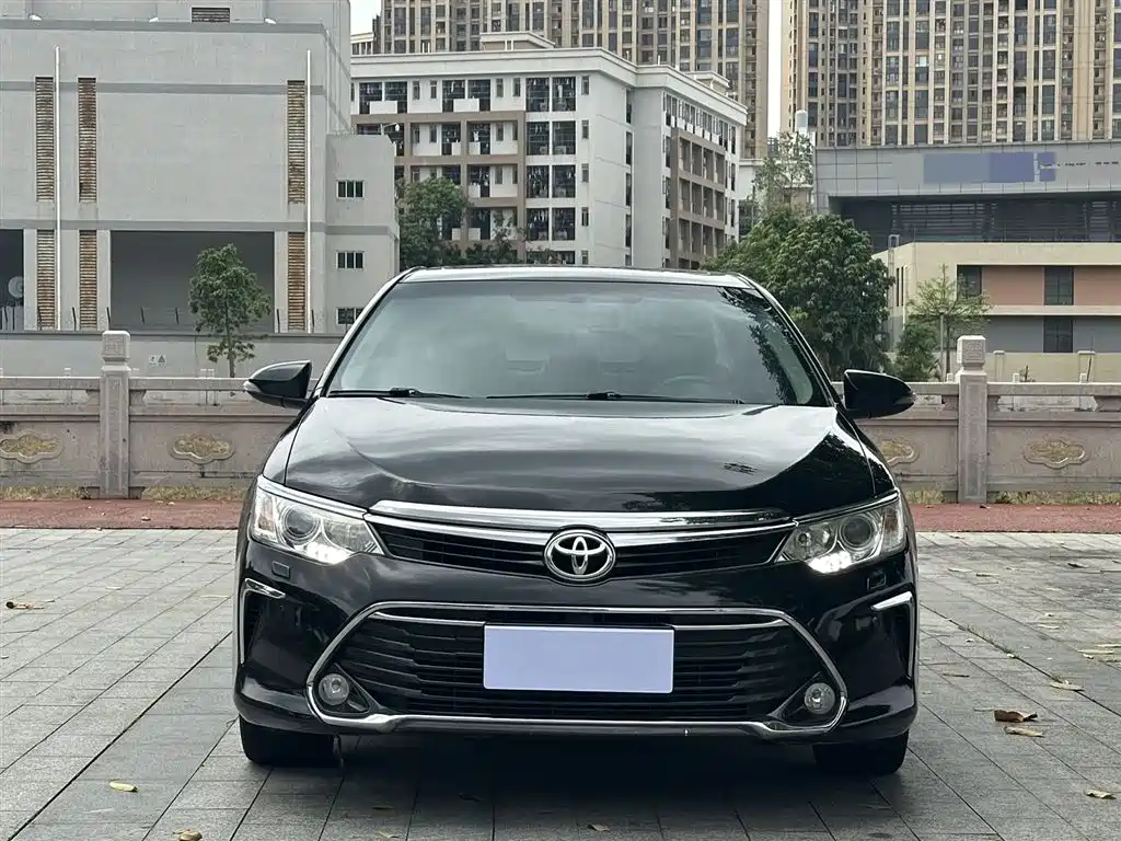 Toyota Camry 2016 2.5G 10th Anniversary Luxury Navigation Edition фото 2