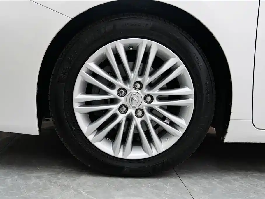 Lexus ES 2015 250 Elegance Edition фото 4