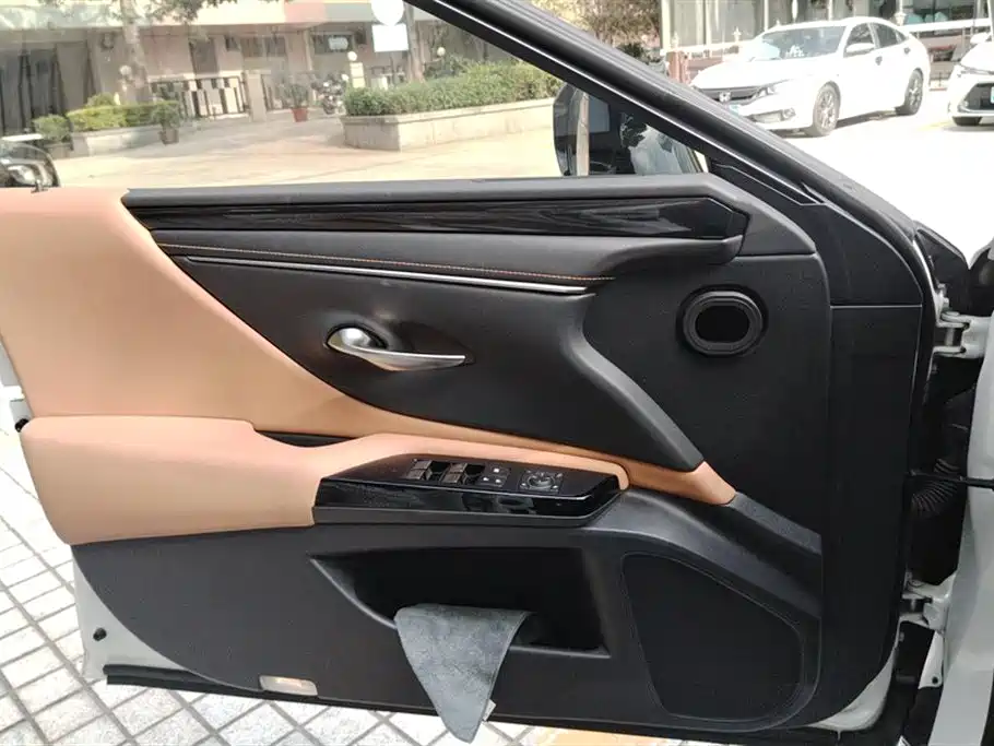 Lexus ES 2022 200 Excellence Edition фото 7