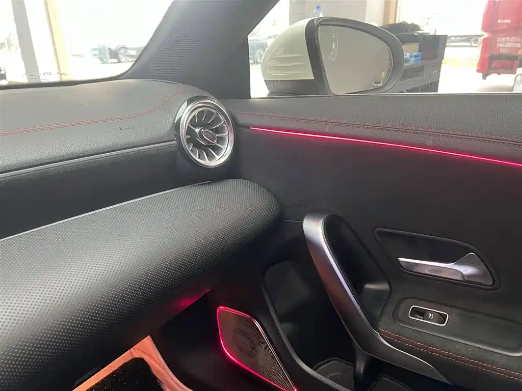 Mercedes-Benz CLA (Import) 2021 CLA 200 фото 8