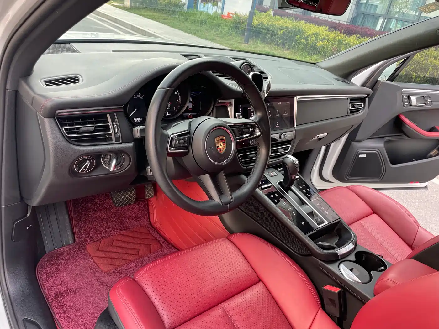 PORSCHE MACAN