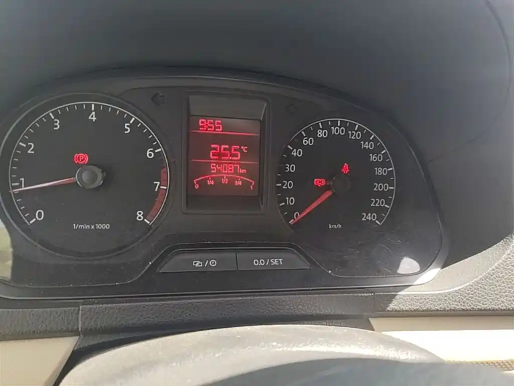 Volkswagen Jetta 2015 1.6L Manual Trend фото 19