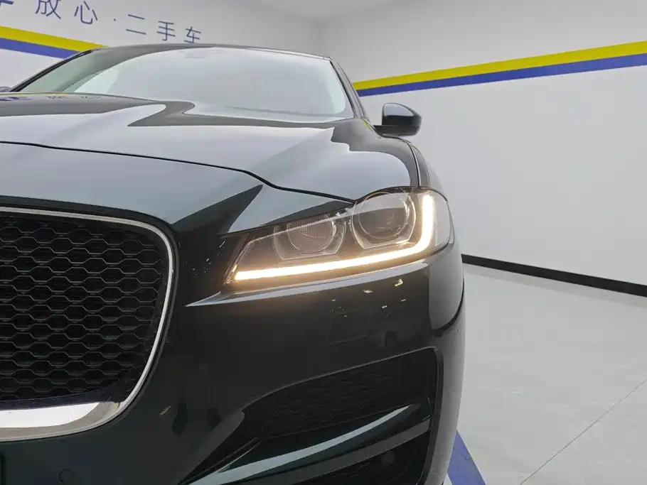 Jaguar F-PACE 2017 2018 2.0T 2WD Urban Premium Edition