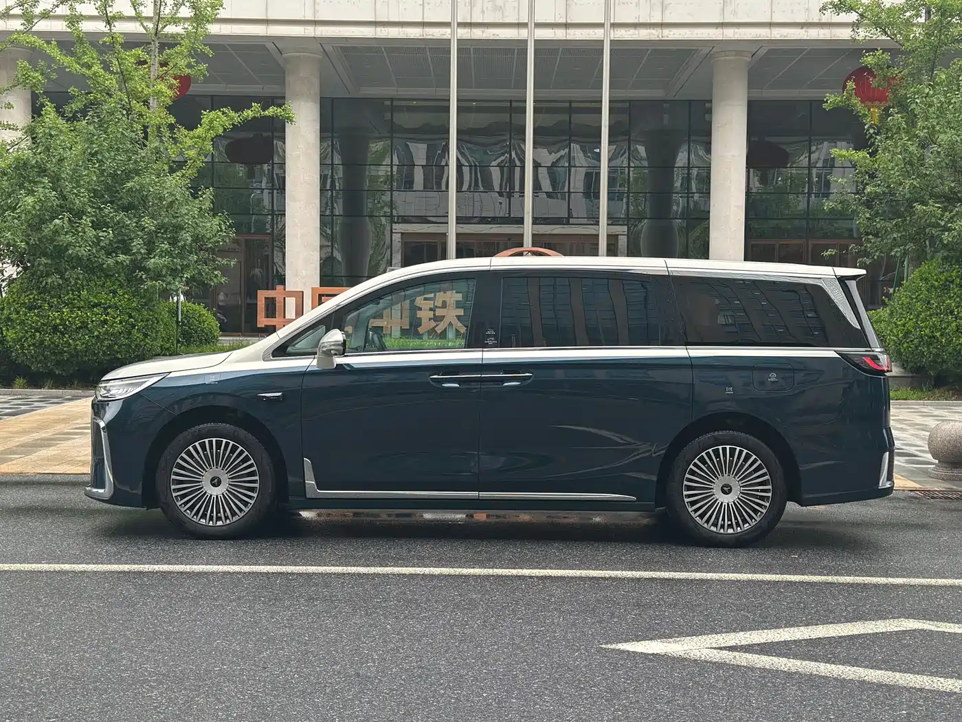 Voyah Auto Voyah Dreamer 2025 PHEV AWD Flagship Qian Kun Edition фото 4